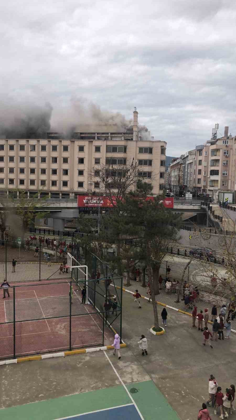 Eskiden otel olarak kullanılan binada &ccedil;ıkan yangın korkuttu
