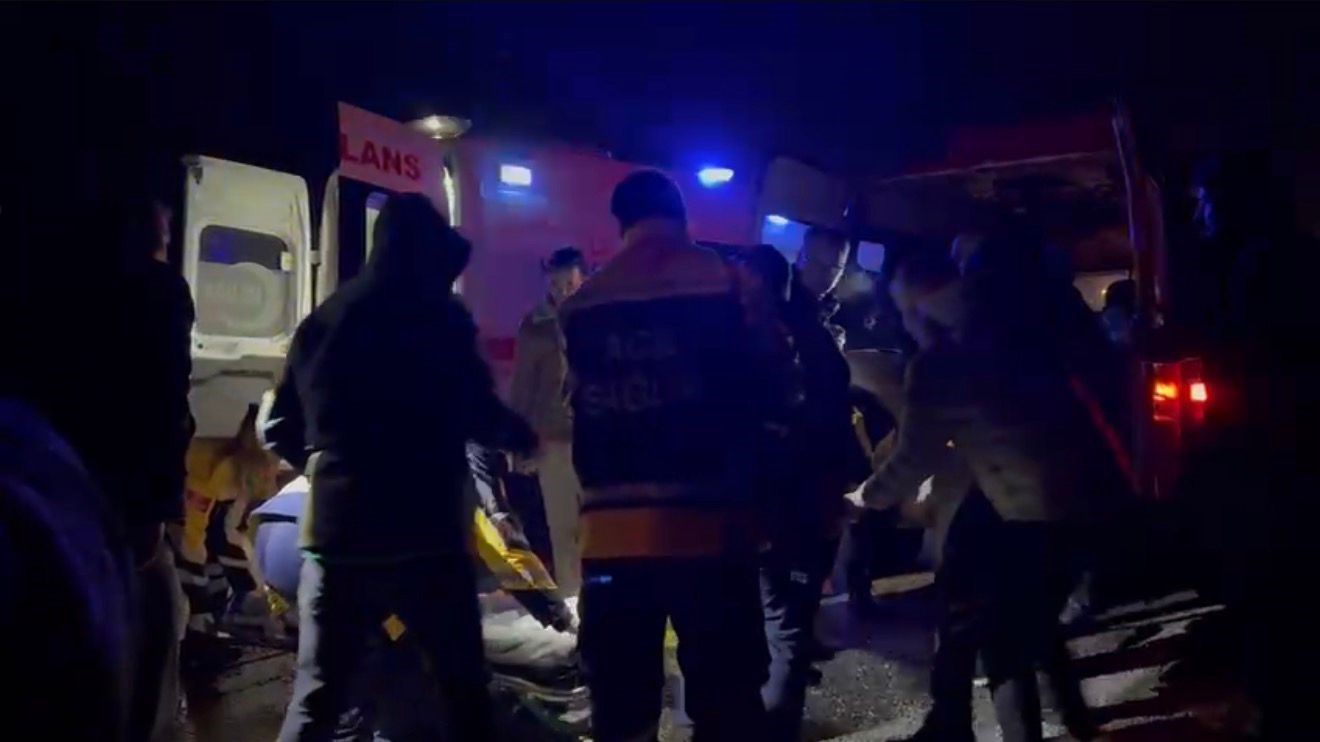 G&ouml;nen&rsquo;de iş&ccedil;i servisi ile otomobil &ccedil;arpıştı: 1 &ouml;l&uuml;, 13 yaralı
