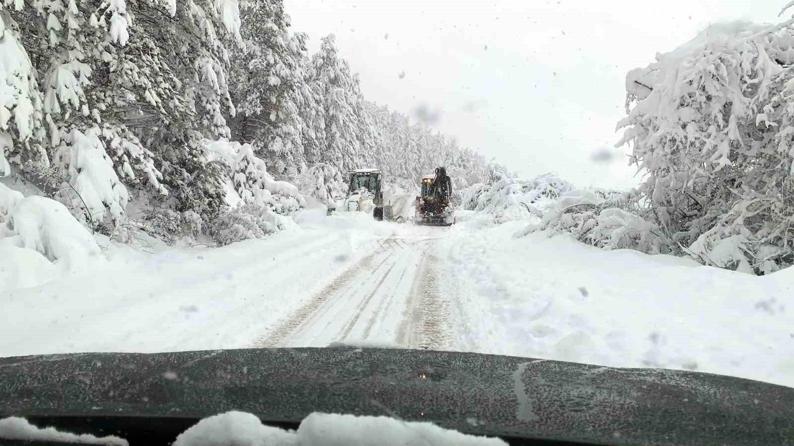 Bolu’nun Mengen ilçesinde hummalı çalışma: 18 köy yolu ulaşıma kapalı