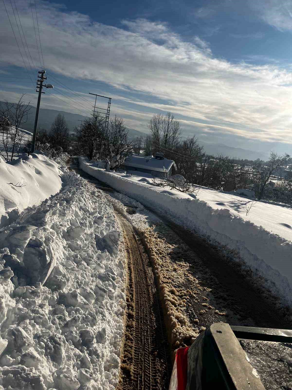 Bolu&rsquo;nun Mengen il&ccedil;esinde hummalı &ccedil;alışma: 18 k&ouml;y yolu ulaşıma kapalı
