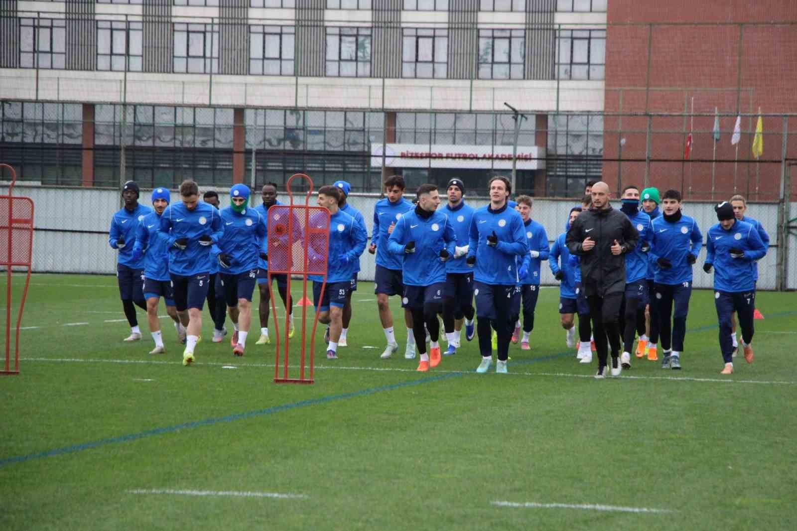 Recep U&ccedil;ar: "H&uuml;cuma d&ouml;n&uuml;k bir orta saha bakıyoruz"
