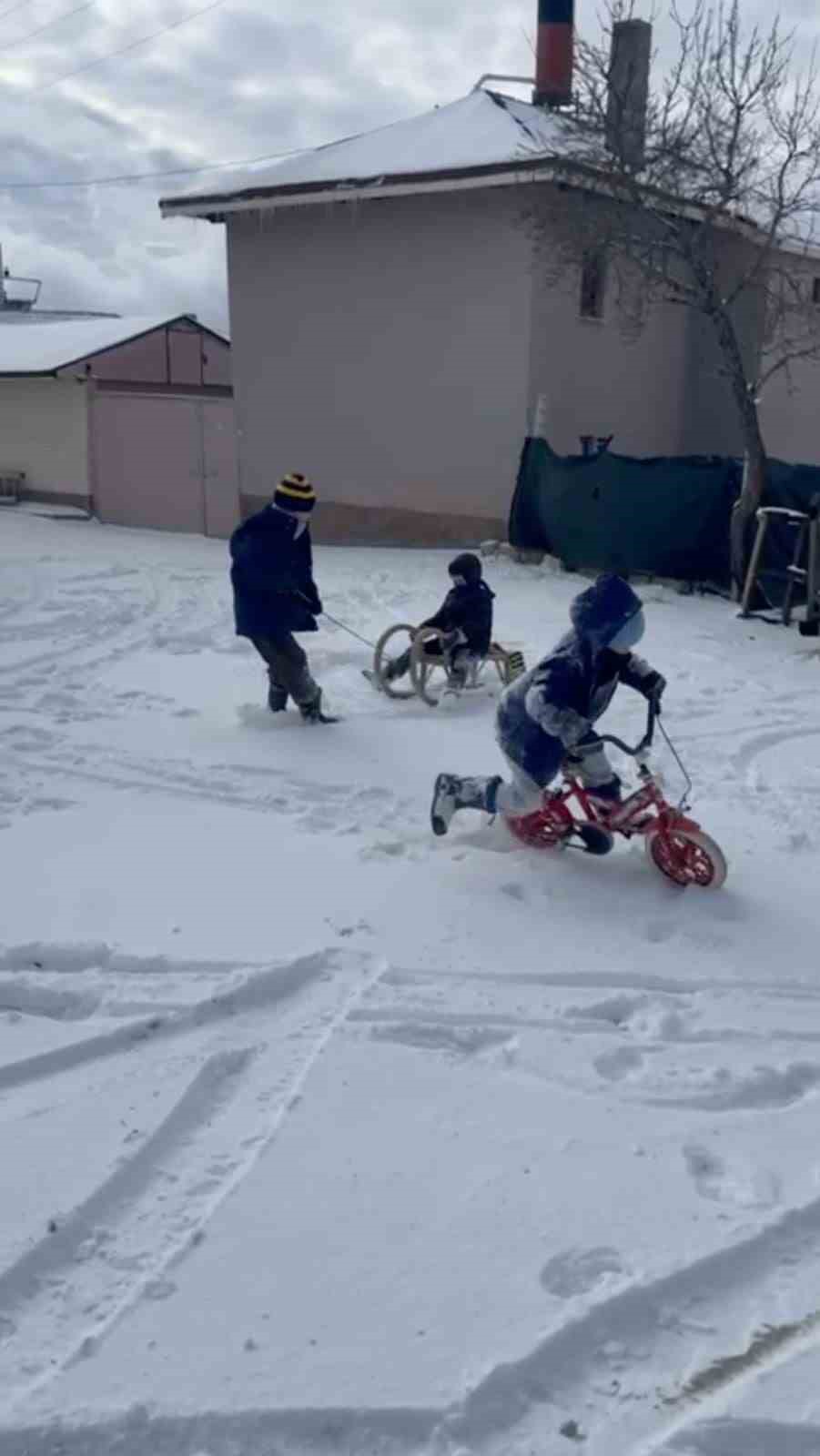Bin 430 rakımlı köyde kar tatili yapan çocukların kızak keyfi