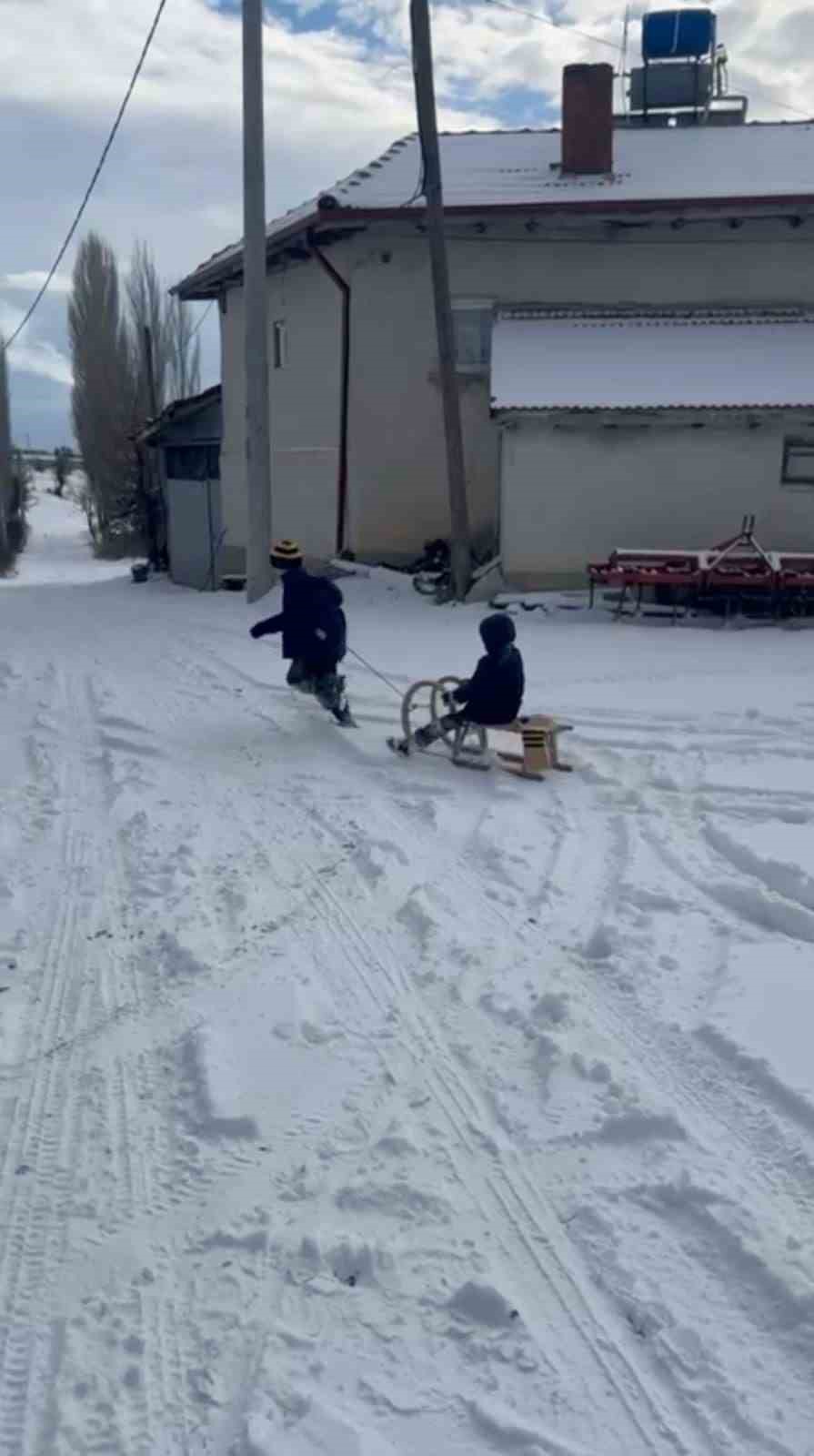Bin 430 rakımlı k&ouml;yde kar tatili yapan &ccedil;ocukların kızak keyfi
