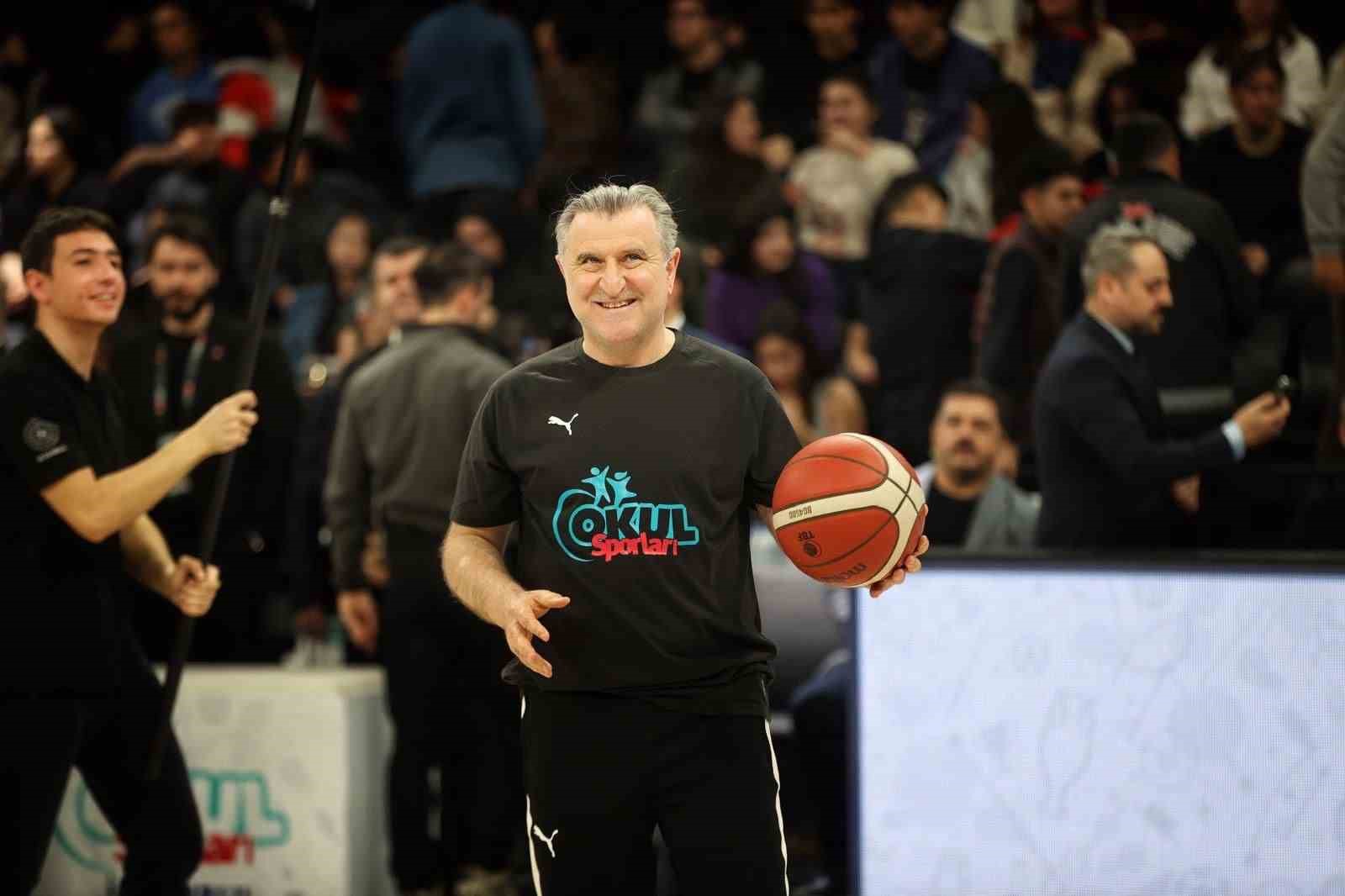 Bakan Bak: "T&uuml;rkiye&rsquo;yi en g&uuml;zel şekilde temsil eden milli sporcularımızı tebrik ediyorum"
