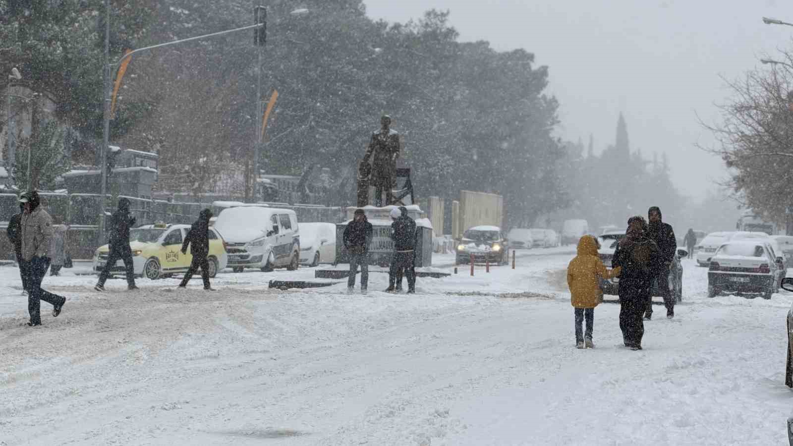 Siverek’te kar yağışı sonrası kazalar peş peşe geldi