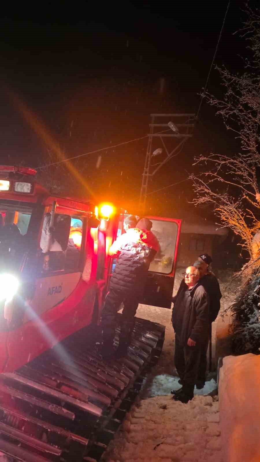 K&ouml;yde mahsur kalan tansiyon hastası, 5 saatlik m&uuml;cadeleyle hastaneye ulaştırıldı

