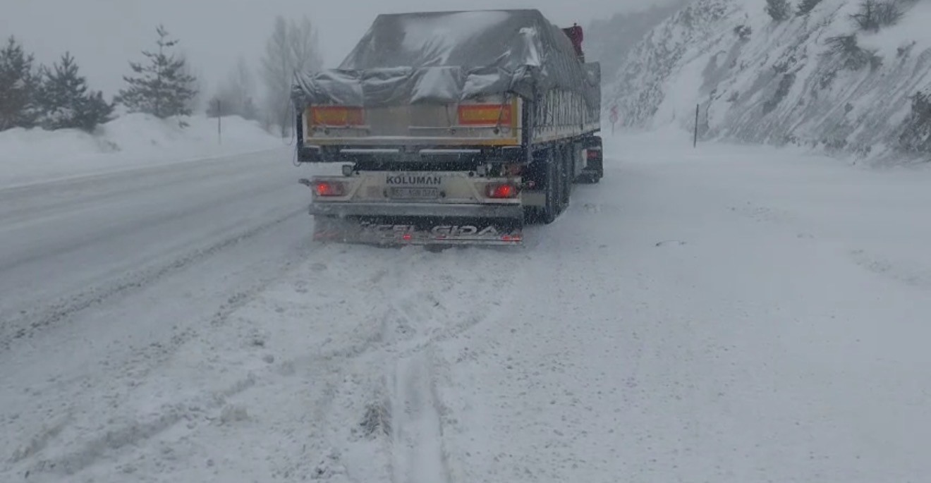 Tokat-Sivas yolunda kar engeli