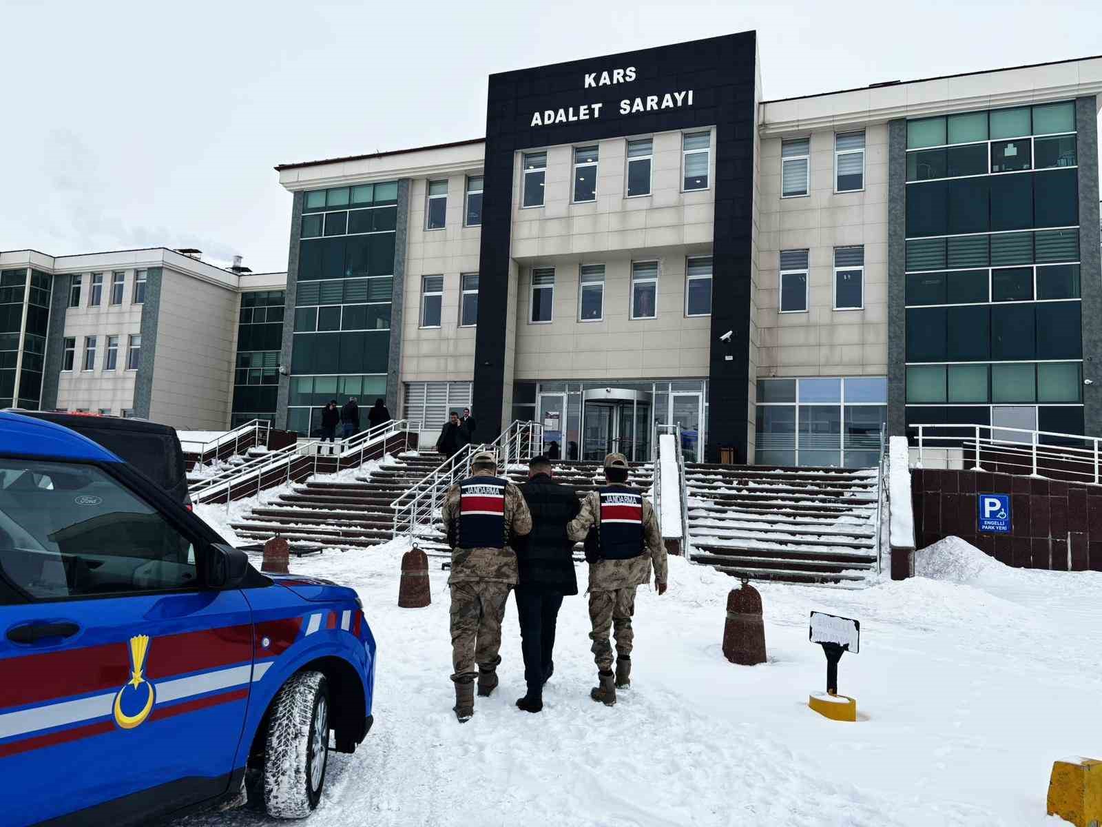 Kars&rsquo;ta 15 yıl hapis cezasıyla aranan şahıs yakalandı
