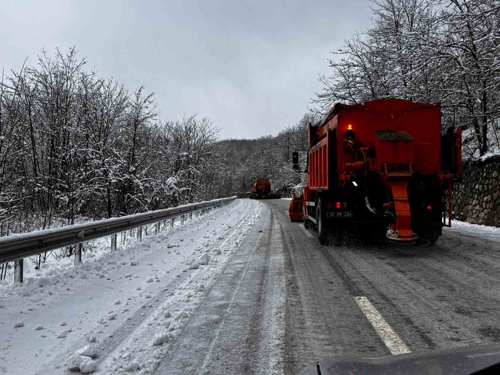 Sağlık ekipleri 72 saat i&ccedil;erisinde karda mahsur kalan 265 hastaya ulaştı
