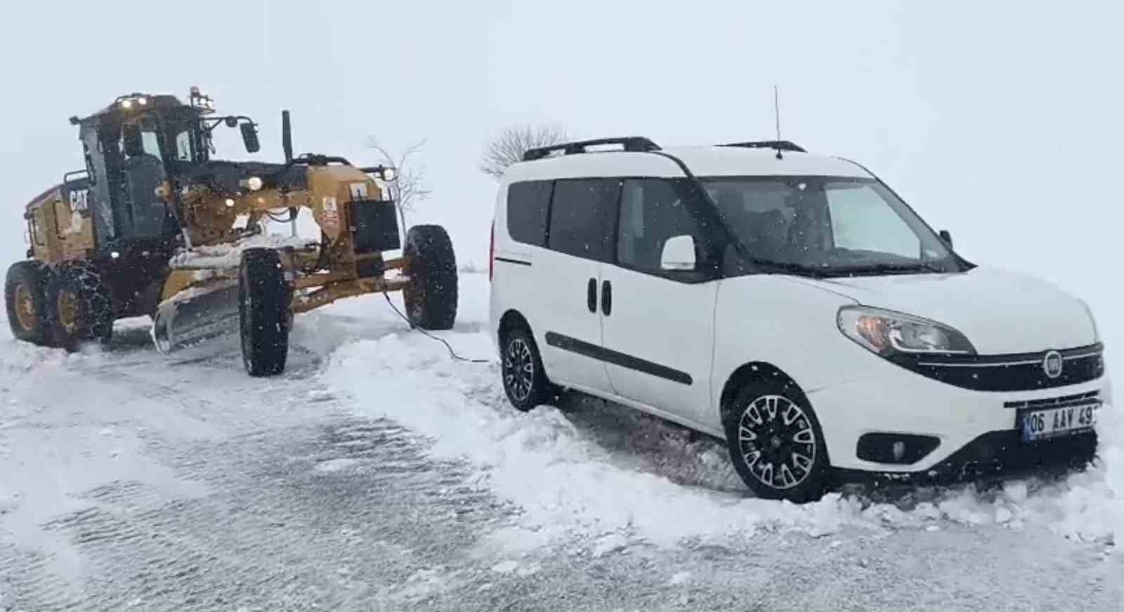 Aksaray’da yoğun kar yağışı nedeniyle yolda mahsur kalan araçlar kurtarılıyor