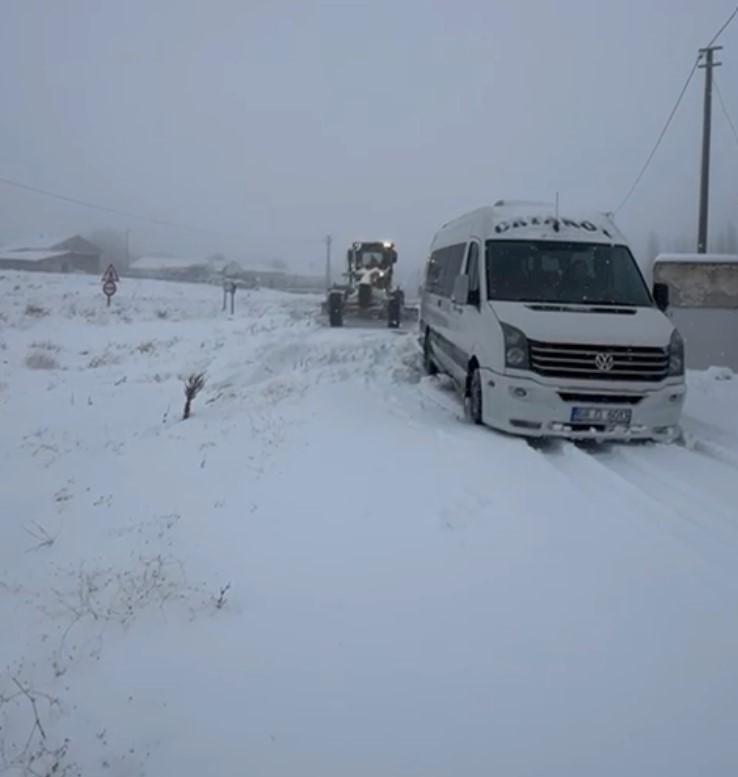 Aksaray&rsquo;da yoğun kar yağışı nedeniyle yolda mahsur kalan ara&ccedil;lar kurtarılıyor
