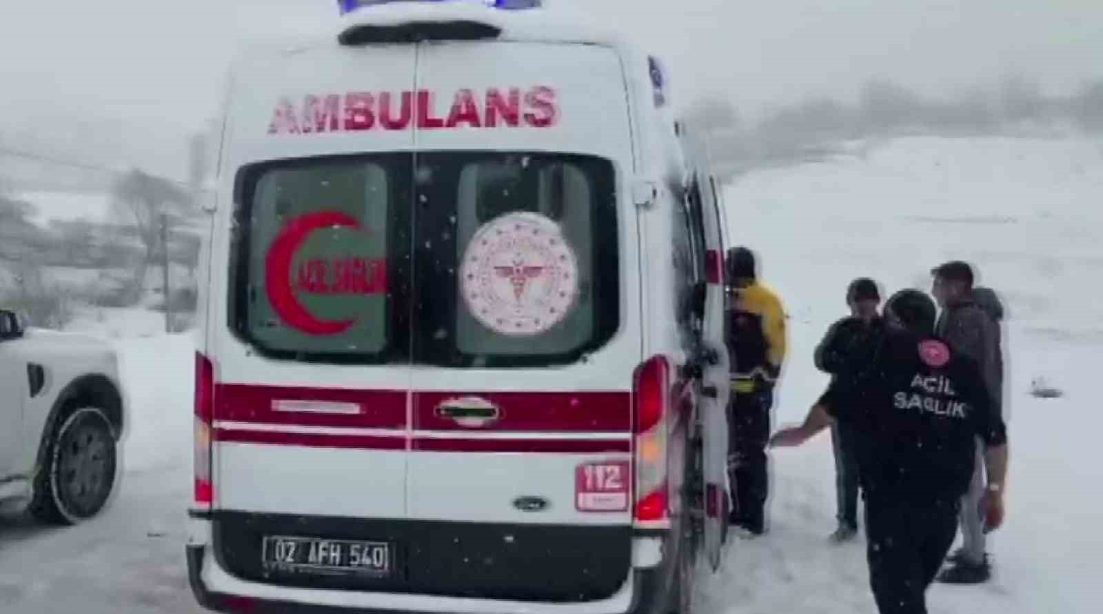 Ambulansla karda mahsur kalan hastayı belediye ekipleri kurtardı