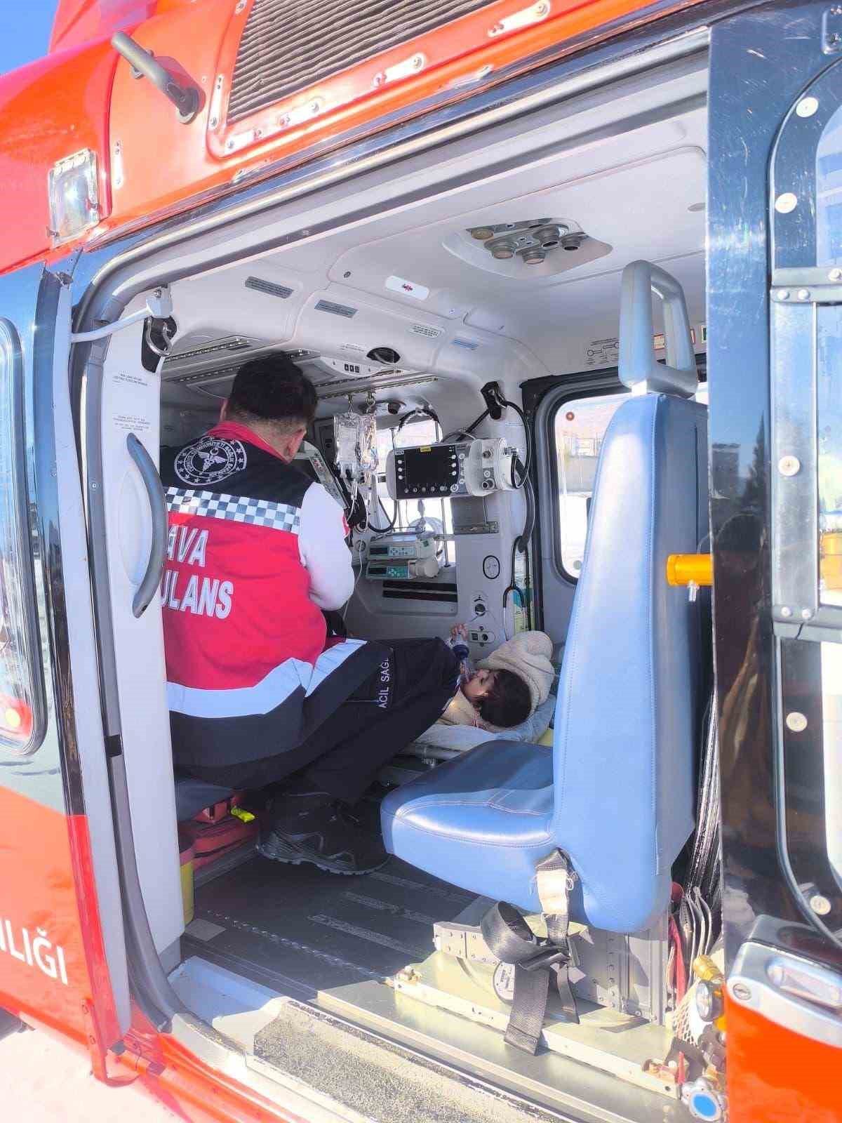 Diyarbakır&rsquo;da sağlık ekipleri kar ve tipi demeden zamanla yarıştı
