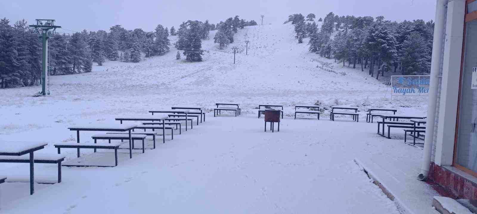 Salda&rsquo;ya mevsimin ilk karı yağdı
