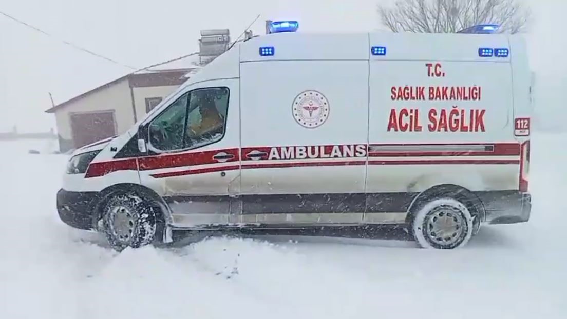 Sivas&rsquo;ta hamile kadın rahatsızlandı, kapanan yolu a&ccedil;mak i&ccedil;in ekipler seferber oldu
