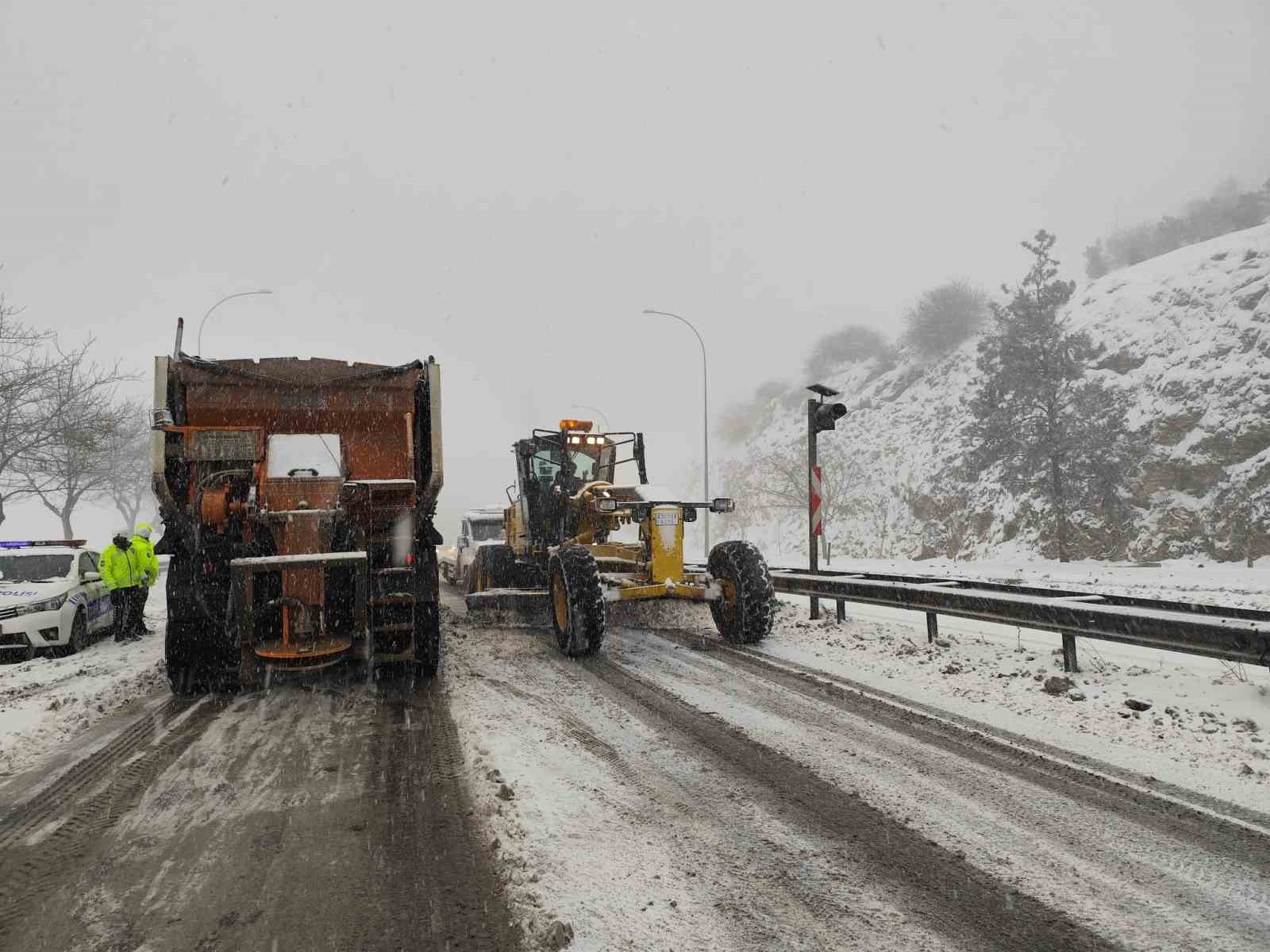 Bazı yollar yoğun kar yağışı nedeniyle trafiğe kapatıldı