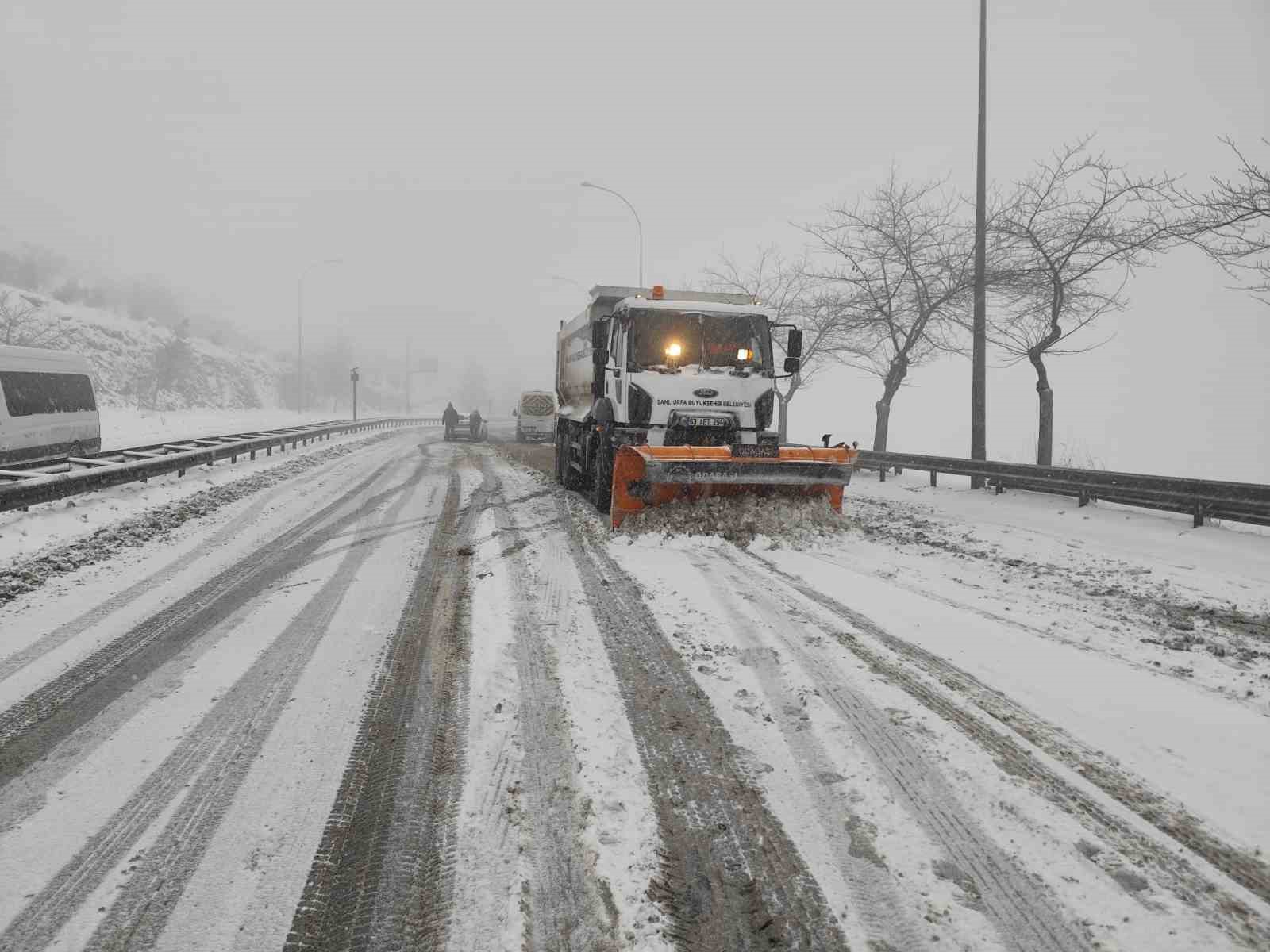 Bazı yollar yoğun kar yağışı nedeniyle trafiğe kapatıldı
