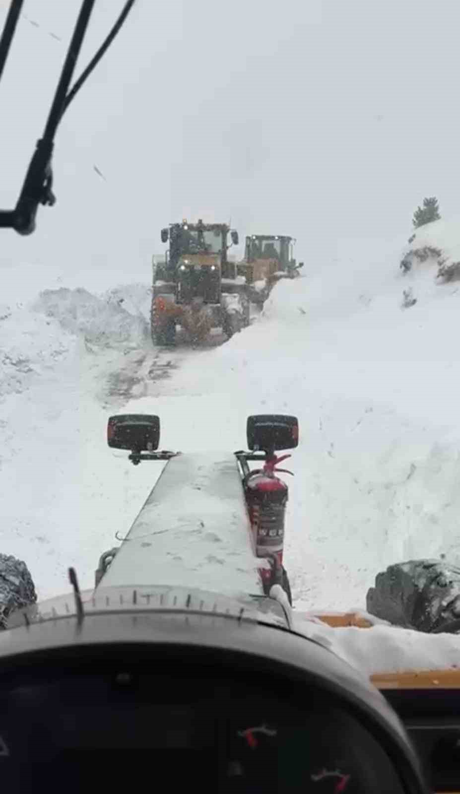 Artvin Valisi Turan Erg&uuml;n: "3 &ccedil;obanın &ccedil;ığ altında kaldığı y&ouml;n&uuml;nde bir bilgi geldi"
