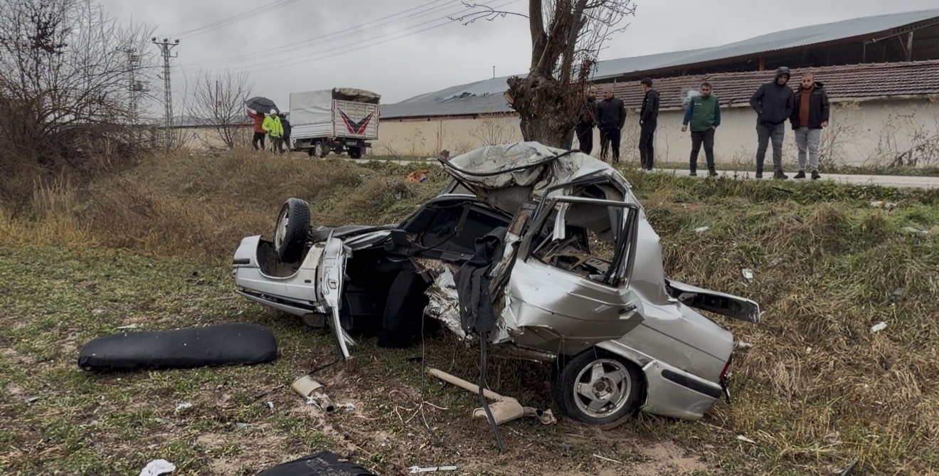 Hurdaya dönen otomobil sürücüsü hastanede hayatını kaybetti
