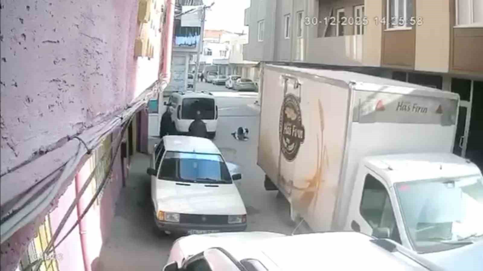 Ekmek arabasının kapısı b&ouml;yle yere serdi
