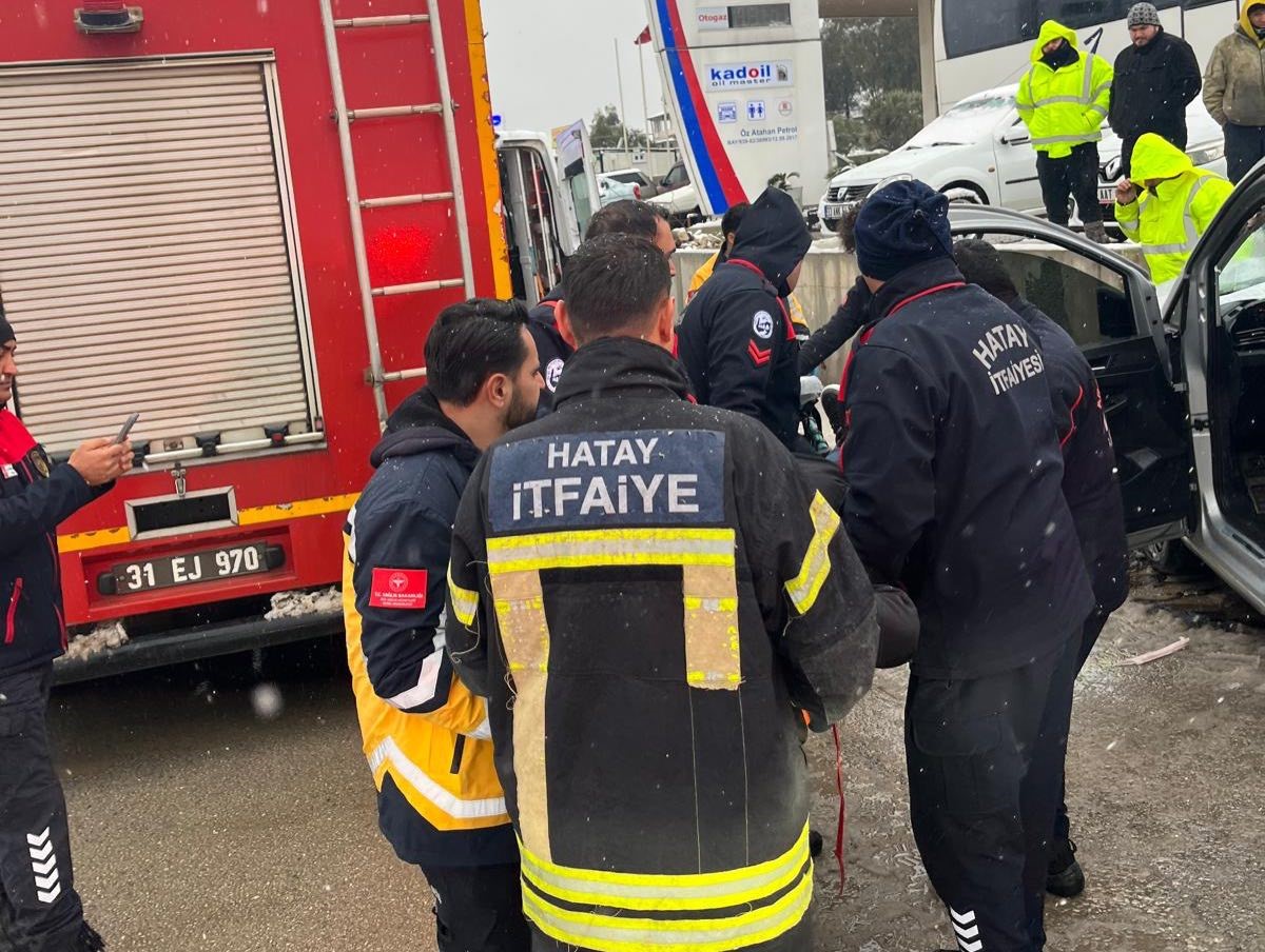 Duvara &ccedil;arpan hafif ticari aracın s&uuml;r&uuml;c&uuml;s&uuml; yaralandı
