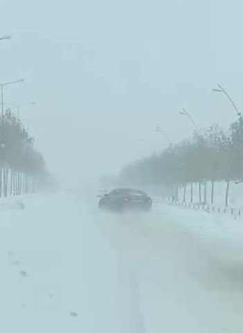 Kayganlaşan yolda kaza kıl payı atlatıldı