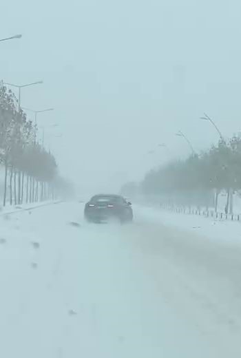 Kayganlaşan yolda kaza kıl payı atlatıldı
