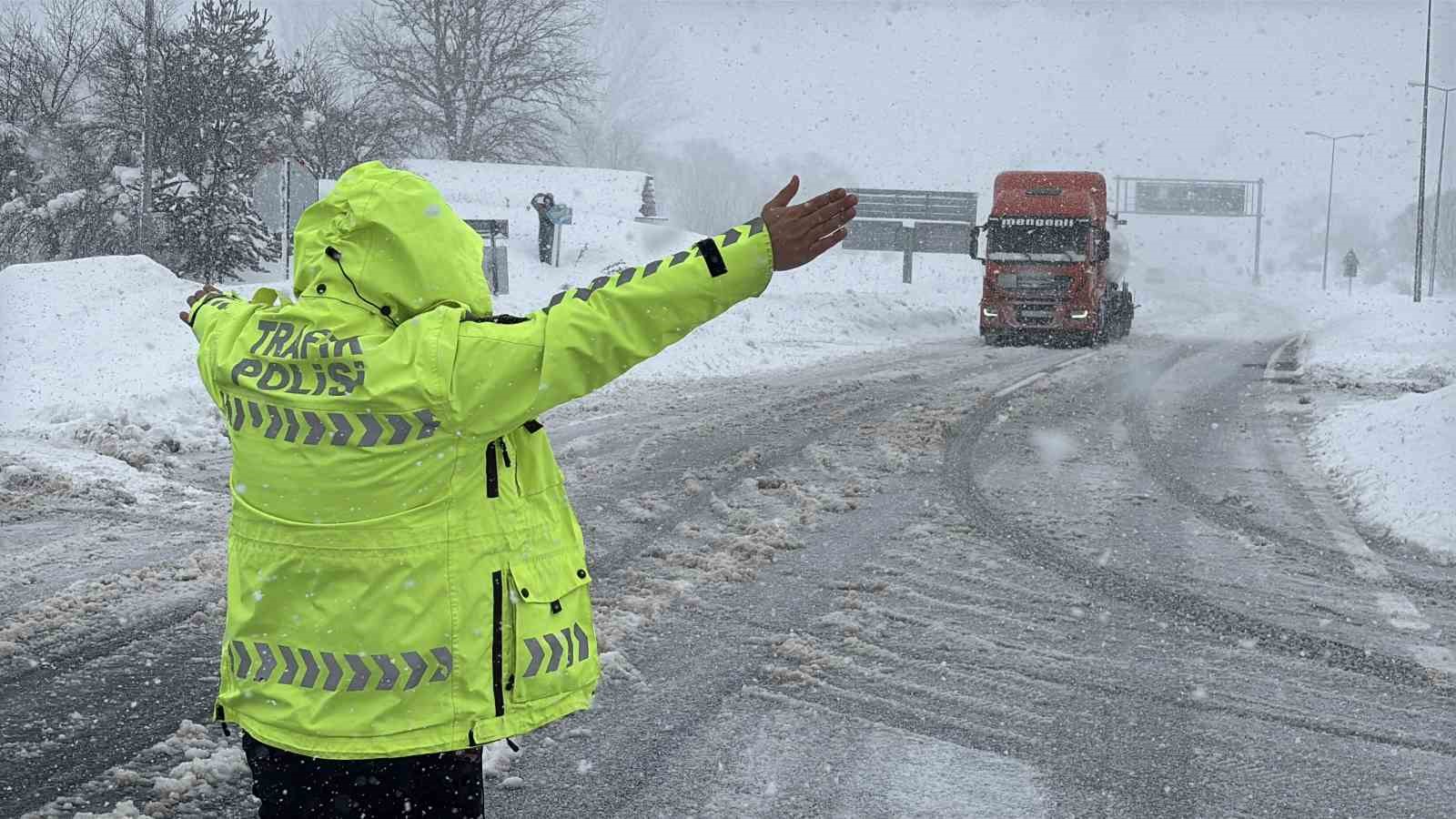 Bolu Dağı’nda D-100 kara yolunun İstanbul yönü ağır tonajlı araç trafiğine kapatıldı