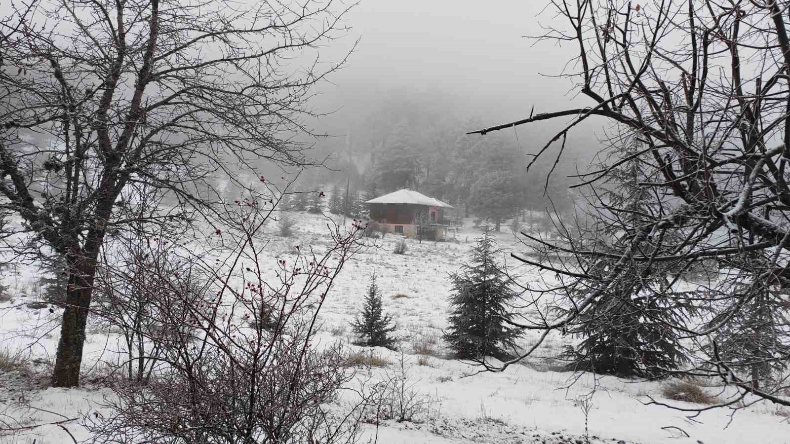 Manisa’nın yüksek kesimlerinde kartpostallık kar manzaraları
