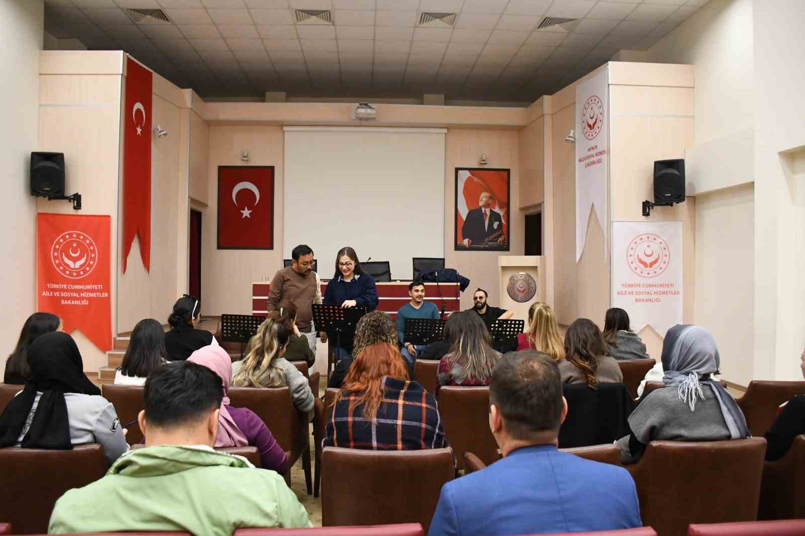 Şehit yakınları ve gaziler i&ccedil;in "Ay Yıldız" korosu kuruldu
