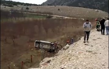 Karşı şeride geçen otomobil şarampole yuvarlandı