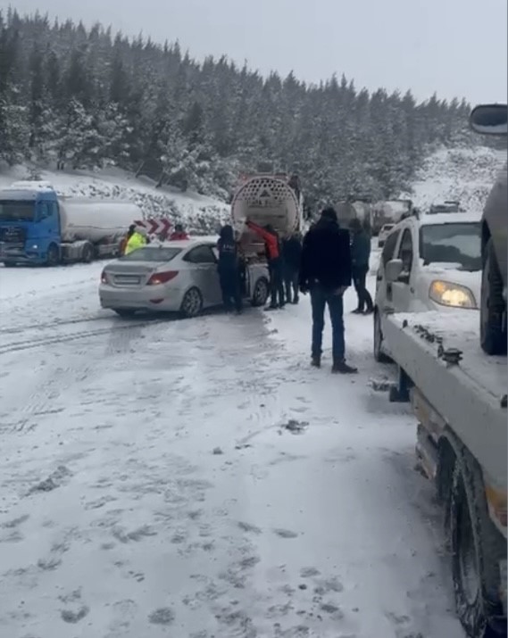 Osmaniye'de yoğun kar yağışı zincirleme kazaları tetikledi. IHAA'nın aktardığına göre.