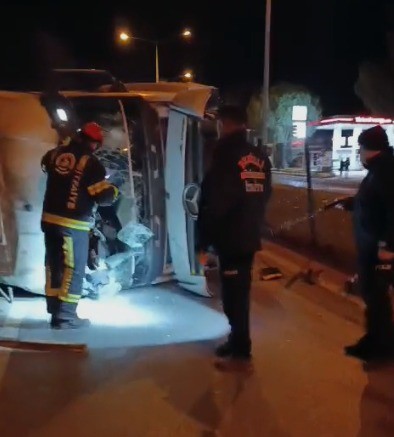 Kırmızı ışık ihlali yapan mikser ortalığı savaş alanına &ccedil;evirdi; 5 yaralı
