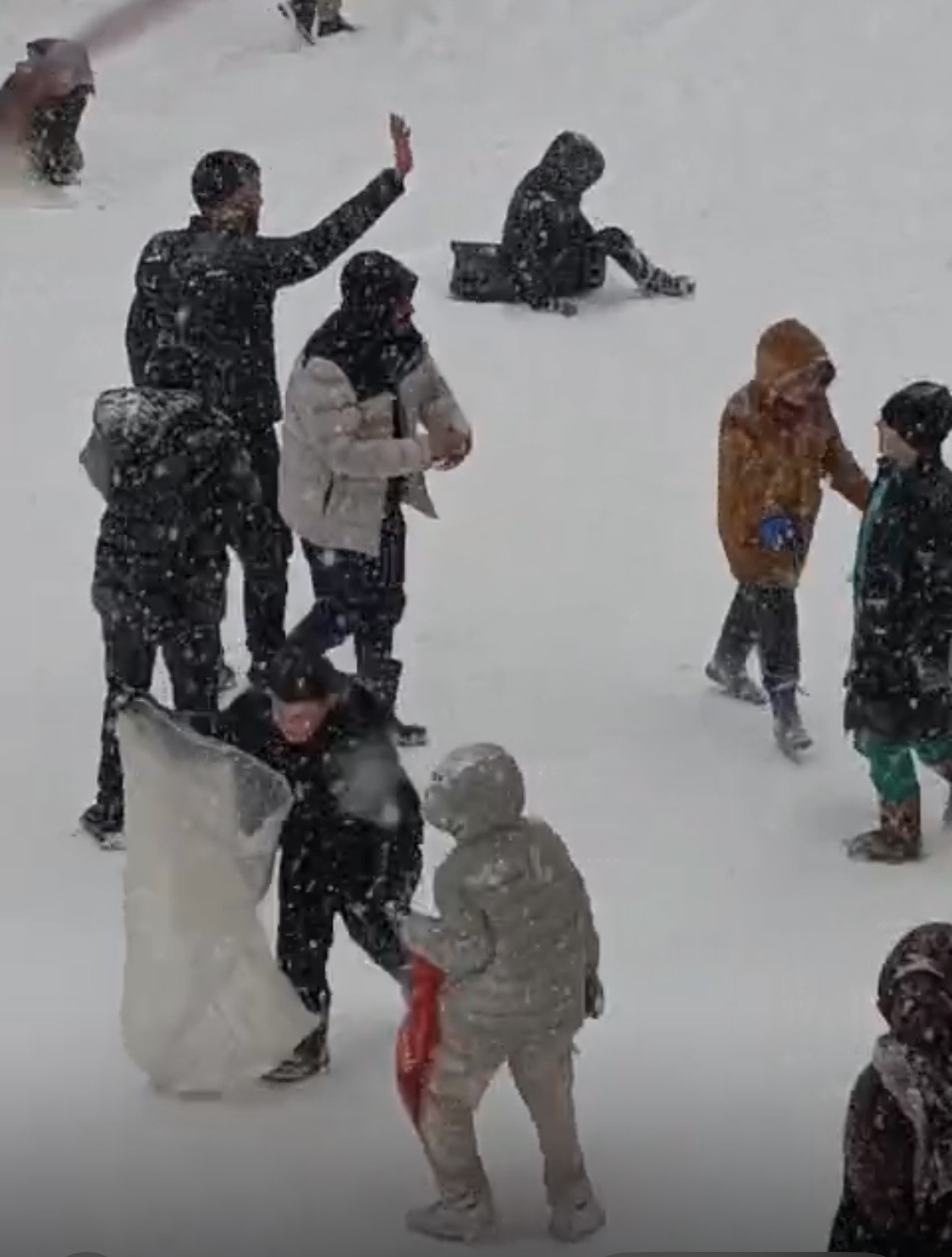 &Ccedil;ermik&rsquo;te karın yağışına en &ccedil;ok &ccedil;ocuklar sevindi
