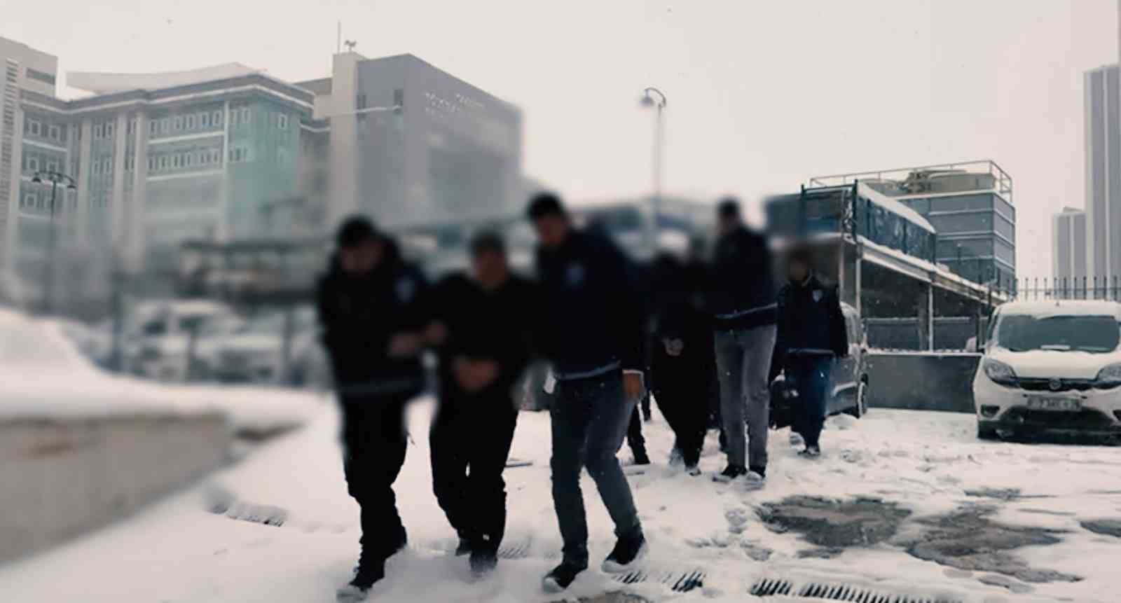 Gaziantep&rsquo;te nitelikli dolandırıcılık operasyonu: 25 adet ruhsatsız silah ele ge&ccedil;irildi
