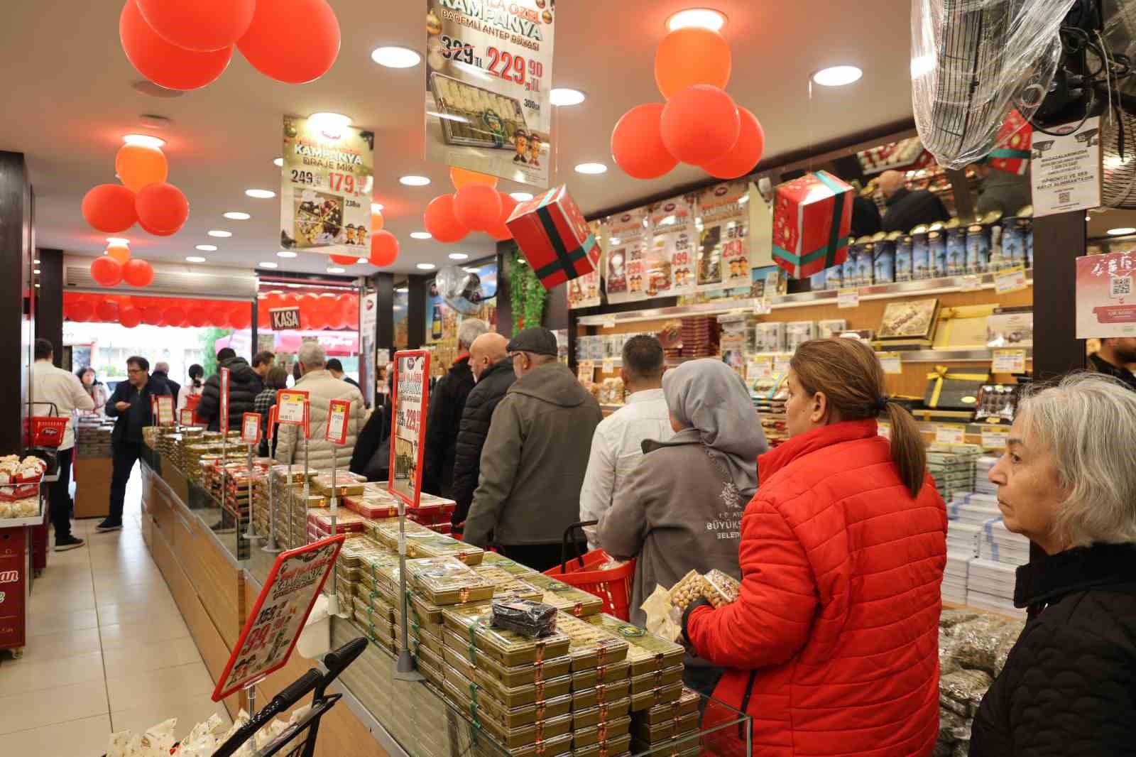 Yılın son g&uuml;n&uuml; kuruyemiş&ccedil;ilerde adım atacak yer kalmadı
