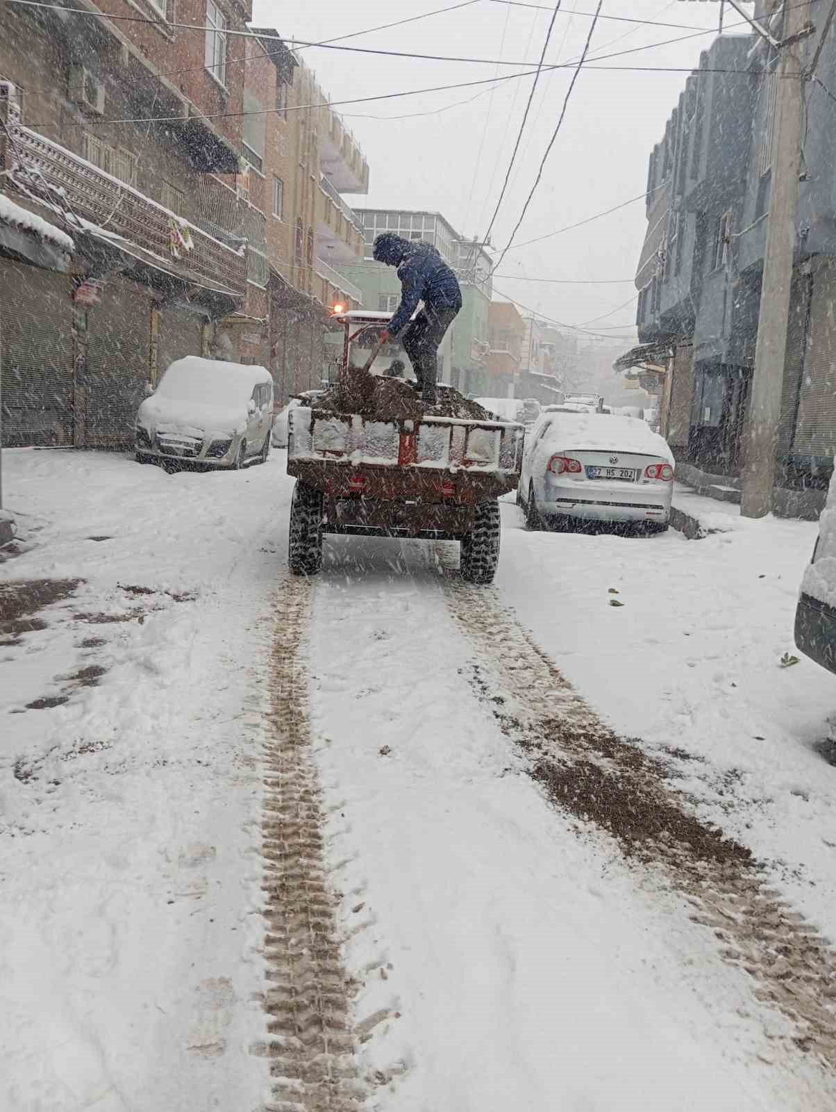 Eyy&uuml;biye Belediyesi ekiplerinin karla m&uuml;cadelesi s&uuml;r&uuml;yor
