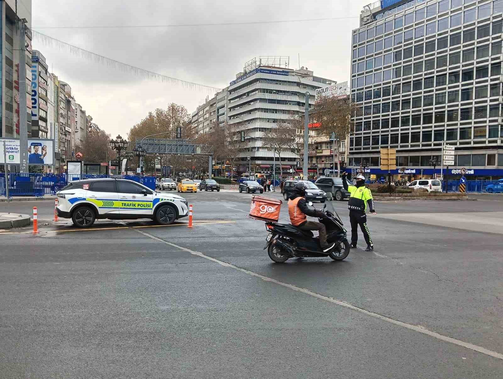 Ankara&rsquo;da yılbaşı: Kızılay ve Tunalı Caddesi başta olmak &uuml;zere &ccedil;ok sayıda yerde g&uuml;venlik &ouml;nemleri alındı
