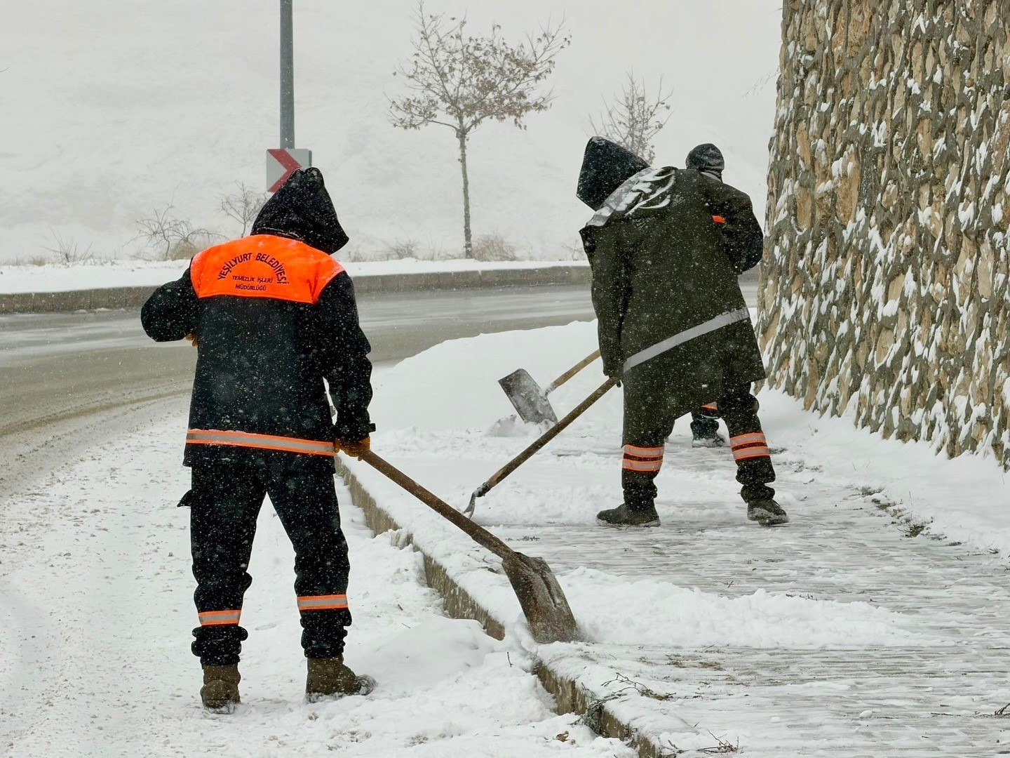 Malatya&rsquo;da karla m&uuml;cadele s&uuml;r&uuml;yor
