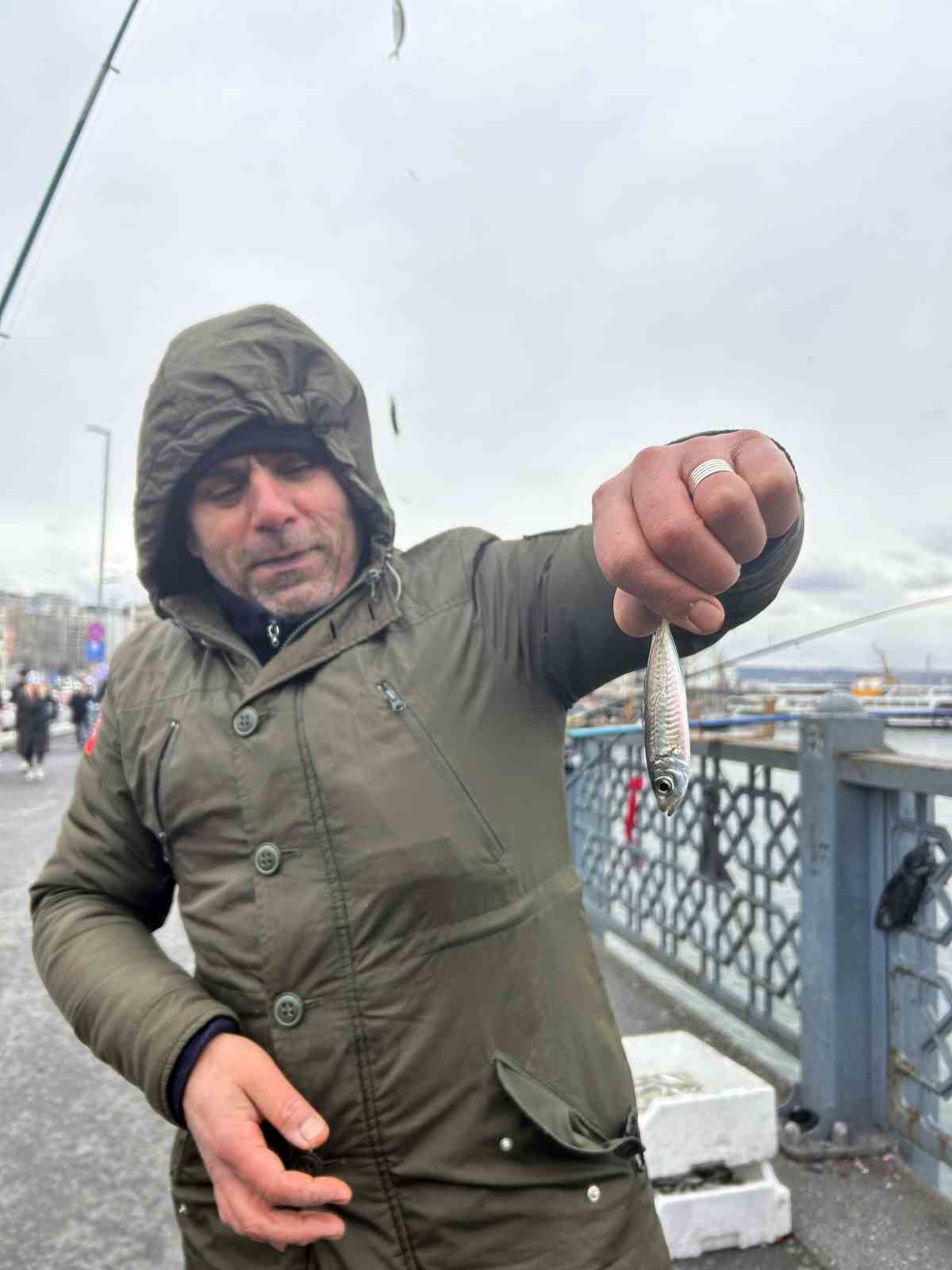 Balığın kulağına kar suyu ka&ccedil;tı, olta balık&ccedil;ıları yılın son g&uuml;n&uuml; Galata K&ouml;pr&uuml;s&uuml;&rsquo;nde "rastgele" dedi

