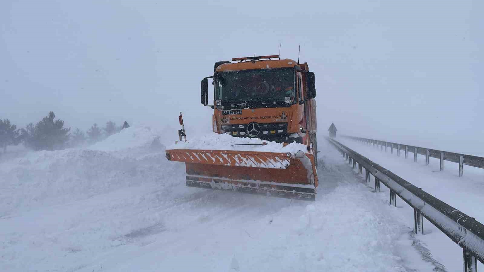 Sivas&rsquo;ın dışarı ile ulaşımı kesildi
