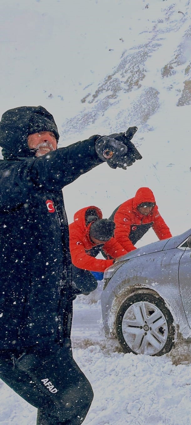 Kayseri&rsquo;de AFAD ekipleri mahsur kalan ara&ccedil;lara yardıma koştu
