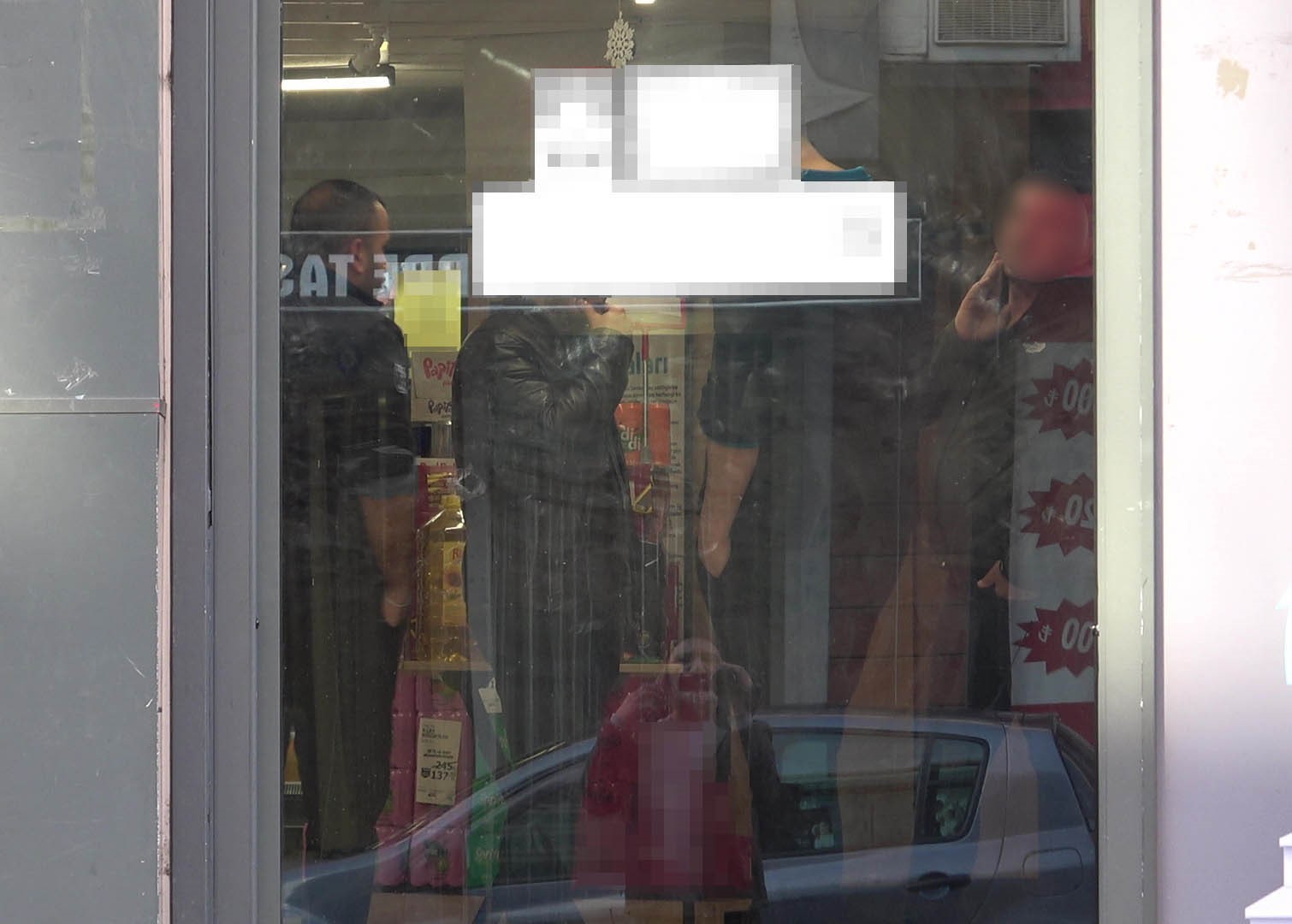 Hırsızlık i&ccedil;in girdiği markette 3 &ccedil;alışanı bı&ccedil;akla yaraladı
