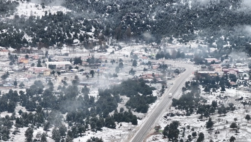Seydikemer yaylaları beyaza büründü