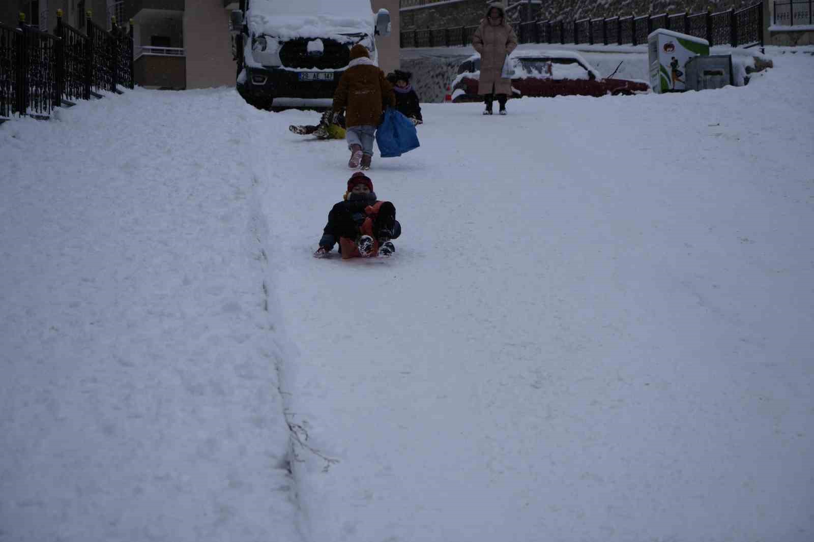 G&uuml;m&uuml;şhane&rsquo;de kar tatili eğlenceye d&ouml;n&uuml;şt&uuml;
