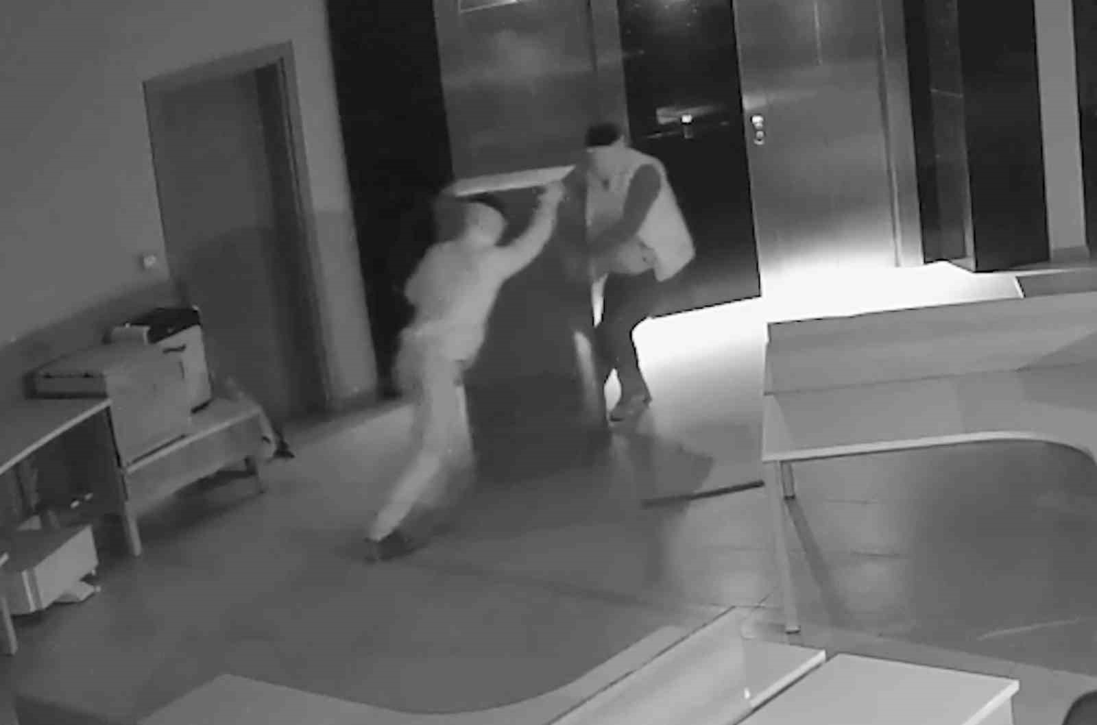 Manisa&rsquo;da 2 milyon avroluk soygun kamerada: &Ccedil;elik kasayı metrelerce s&uuml;r&uuml;klediler
