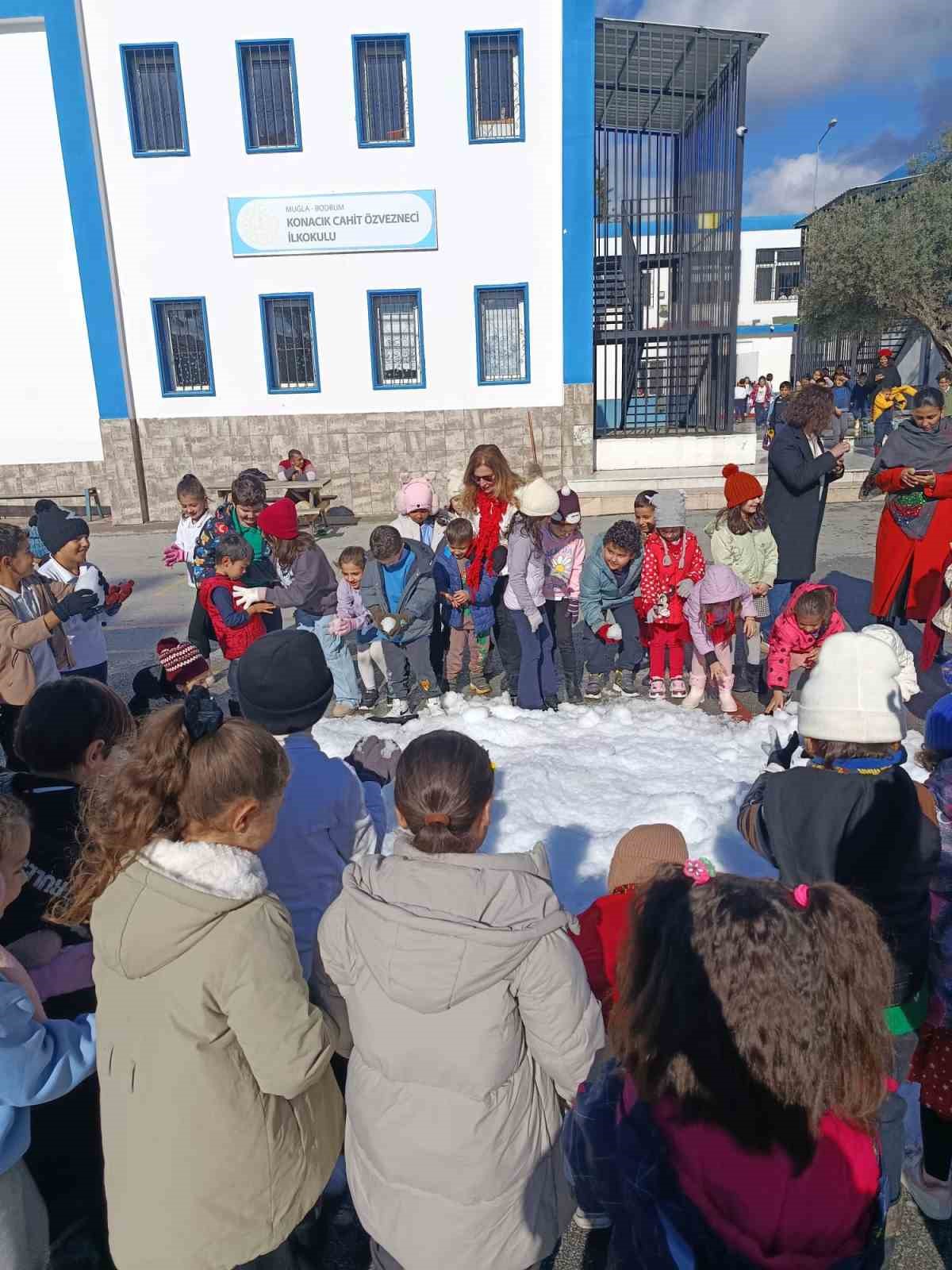 Bodrum&rsquo;da &ouml;ğrencilere yapay kar s&uuml;rprizi
