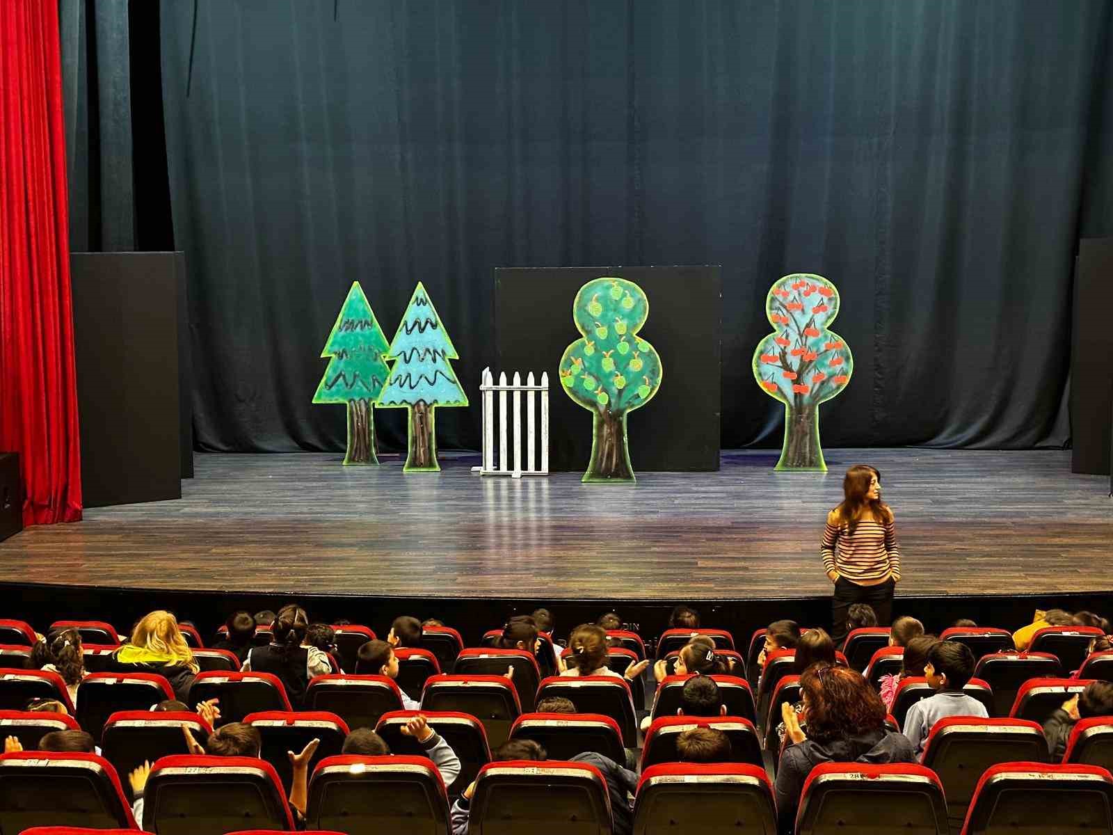 Aydın B&uuml;y&uuml;kşehir Belediyesi minik &ouml;ğrencileri tiyatro ile buluşturdu
