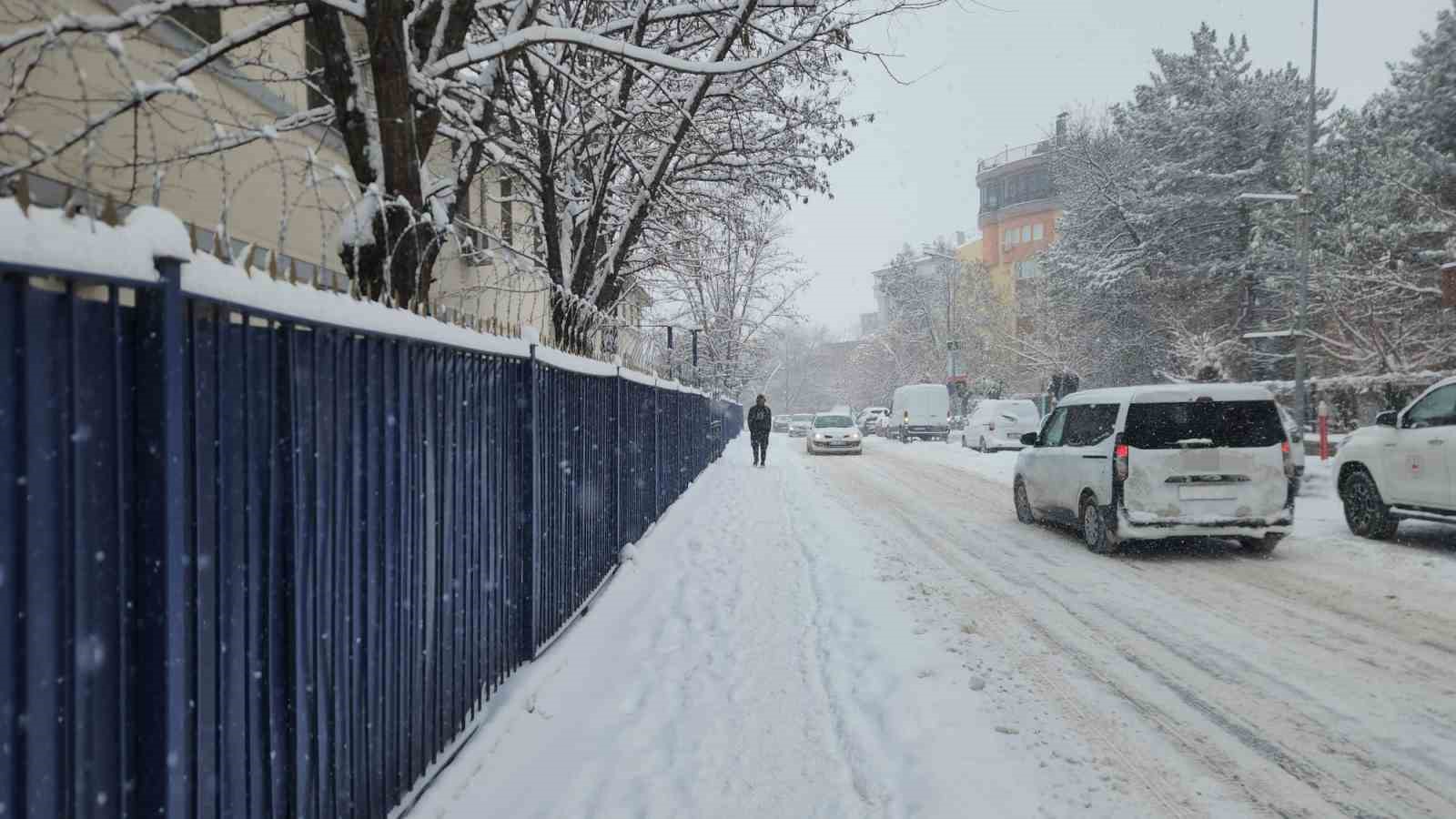 Tunceli’de motokurye ve kış lastiği bulunmayan tüm araçların trafiğe çıkışı yasaklandı