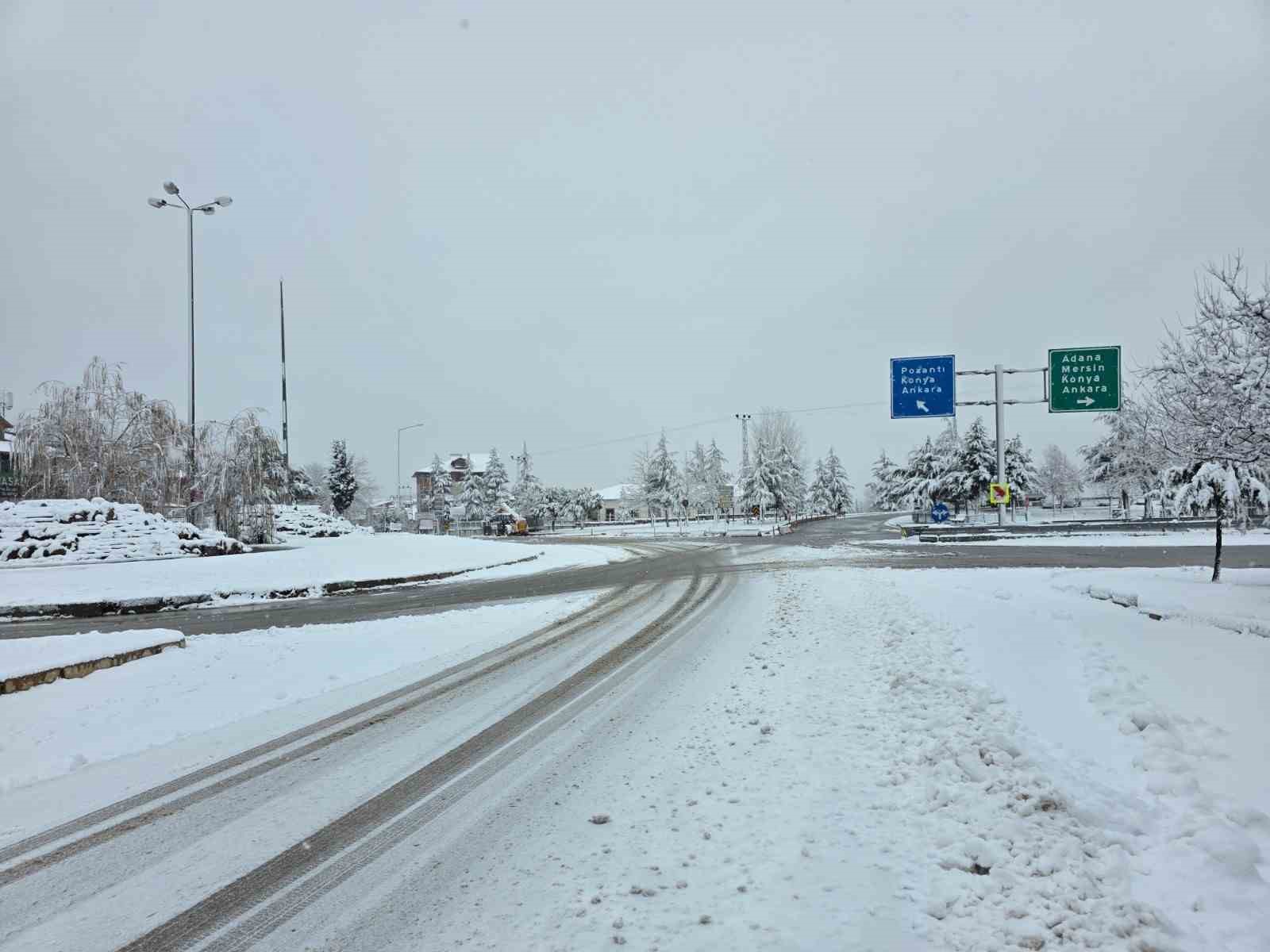 Pozantı’da kar yağışı etkili oldu